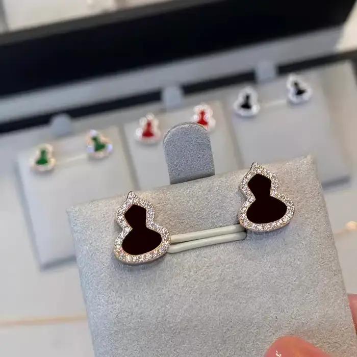 Boucles d'oreilles en émail vert pour femmes, design moderne, bijoux élégants et uniques, accessoires de mode pour toutes les occasions, bijoux de marque de luxe