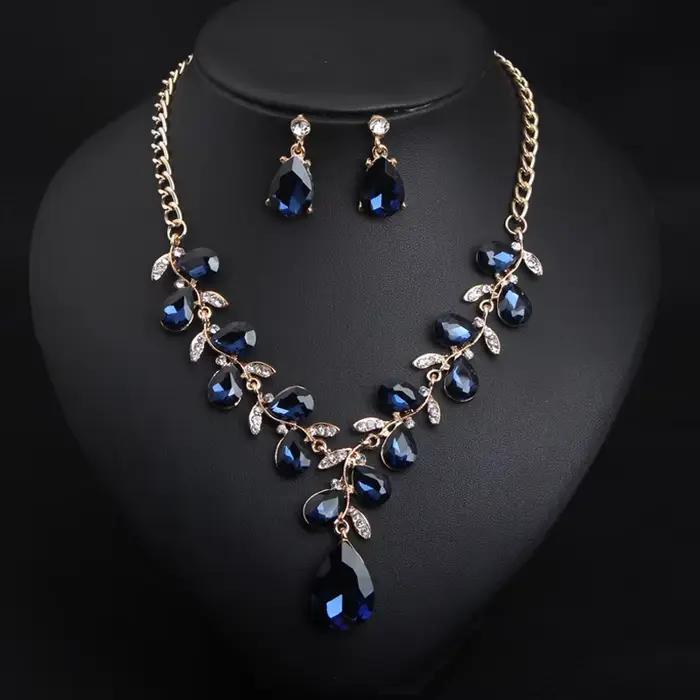 Ensemble collier et boucles d'oreilles en alliage écologique avec gros cristaux. Bijoux imperméables de haute qualité. Cadeau pour votre femme.