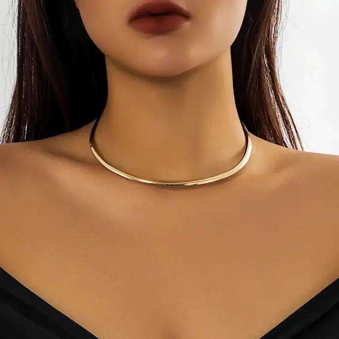Collier doré ou rouge-marron en forme de cercle épais pour femme élégant simple bijou mode 2023 pour occasions spéciales