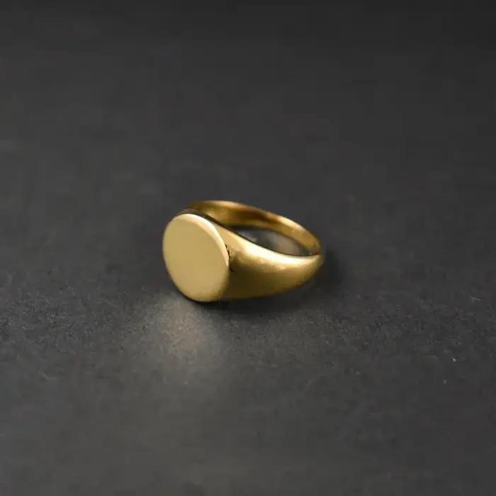 Bagues chevalières ovales lisses plaquées or 18 carats en acier inoxydable hautement poli faites à la main pour femmes et hommes