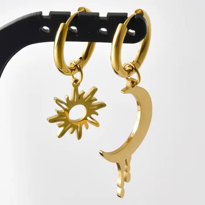 1 paire de boucles d'oreilles asymétriques soleil et lune de haute qualité, en acier inoxydable plaqué or véritable, bijoux de piercing pour femmes et hommes, cadeau tendance
