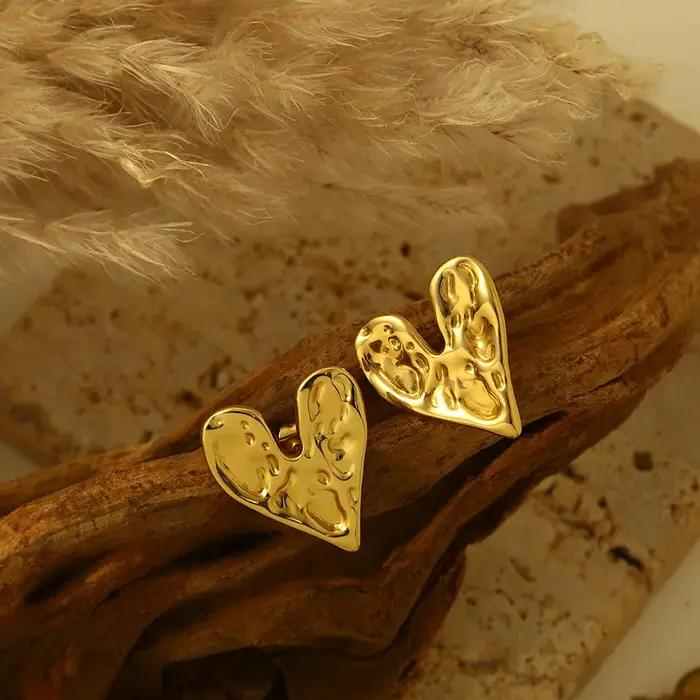 Boucles d'oreilles plissées plaquées or pour femmes design en forme de coeur élégantes à offrir pour occasions spéciales usage quotidien
