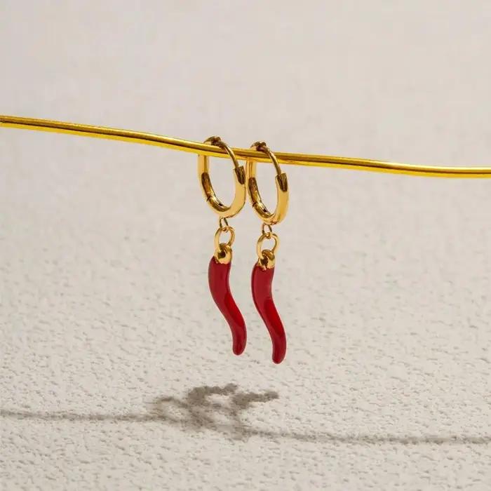 Mignon rouge chaud Chili charme boucles d'oreilles délicat couleur or Mini cerceaux avec goutte huile plante