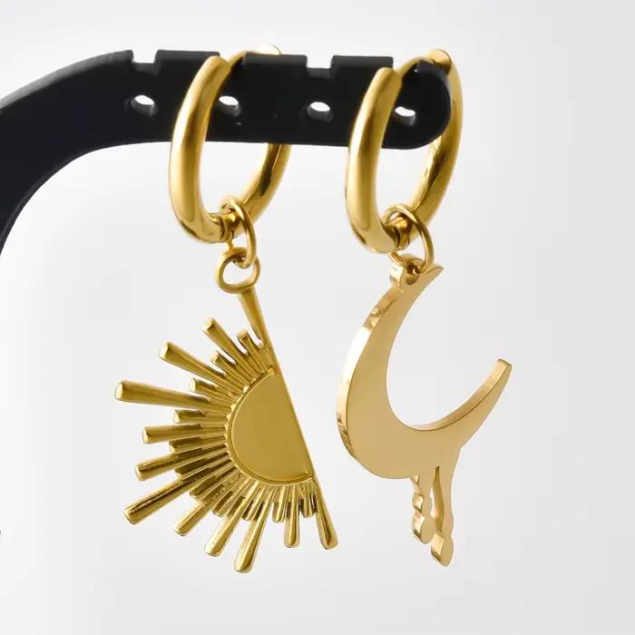 1 paire de boucles d'oreilles asymétriques soleil et lune de haute qualité, en acier inoxydable plaqué or véritable, bijoux de piercing pour femmes et hommes, cadeau tendance
