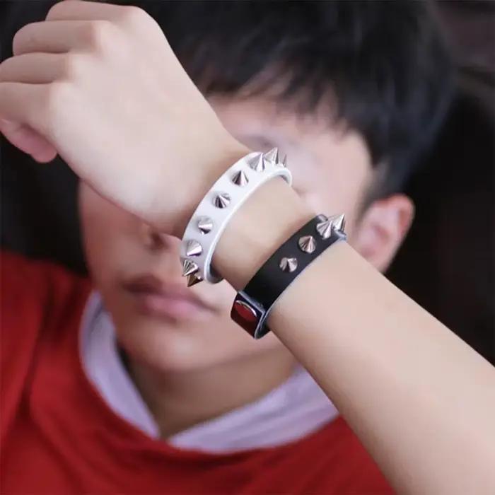 Bracelet à poignet à rocker en doux en souple avec des goujons en métal robustes