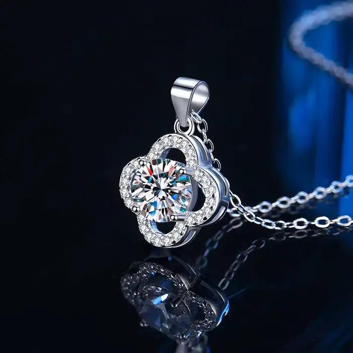 Collier pendentif trèfle à quatre feuilles en argent sterling 925 avec halo moissanite pour femmes occasions spéciales elegance classique