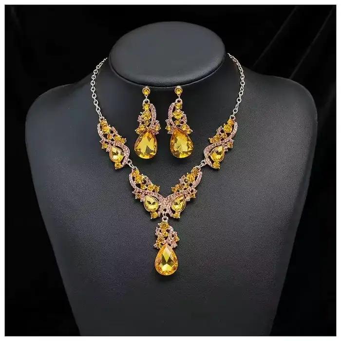 Ensemble de bijoux à la mode exquis, collier et boucles d'oreilles élégants, plein de diamants scint
