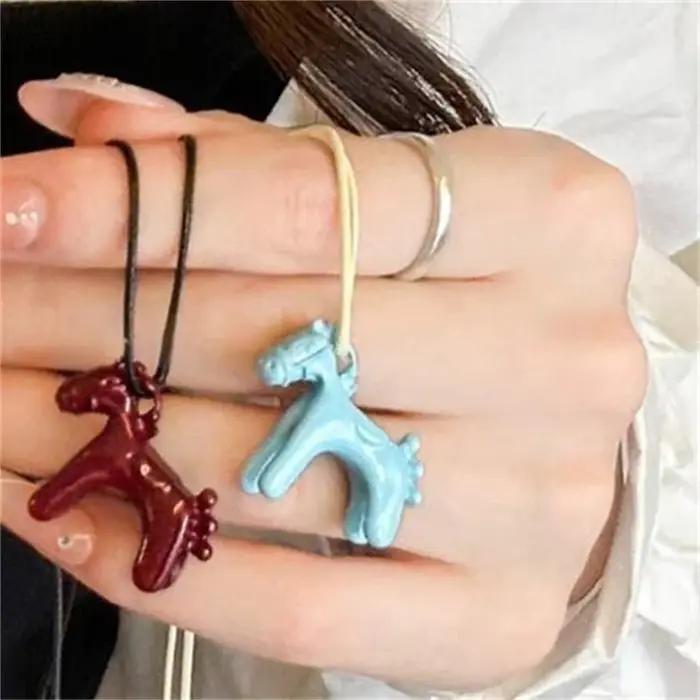 Collier long avec pendentif cheval coloré pour femmes chaîne de pull réglable bijou mode soirée élégant cadeau occasions spéciales