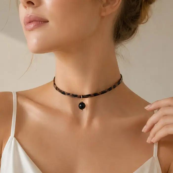 Collier ras du cou en cuir imprimé léopard avec pendentif en pierre naturelle