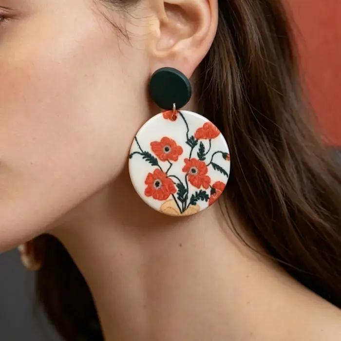 Boucles d'oreilles pendantes florales rétro françaises faites à la main en argile polymère pour femmes avec détails artistiques et uniques pour toutes les occasions
