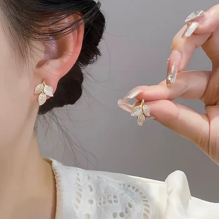 Boucles d'oreilles en forme de feuille délicate pour femmes, couleur argent/or, à la mode, cadeau fantaisie pour filles, bijoux cadeaux 2024