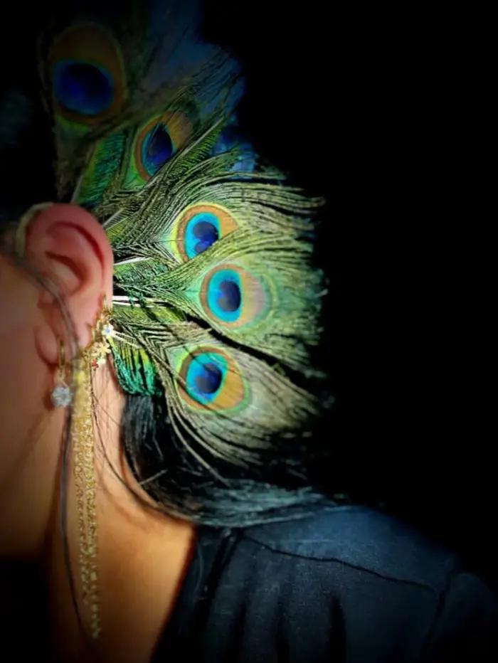 Manchette d'oreille paon, Manchette d'oreille plumes, Manchette d'oreille en plumes, Manchette enveloppante pour l'oreille, Bijoux en plumes, Boucles d'oreilles paon, Boucles d'oreilles tribales, Véri