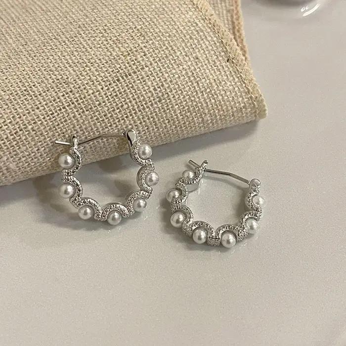 Boucles d'oreilles créoles élégantes en imitation de perles françaises pour femmes, bijoux tendance, accessoires de fête, cadeaux, nouvelle collection, bijoux modernes pour toutes les occasions
