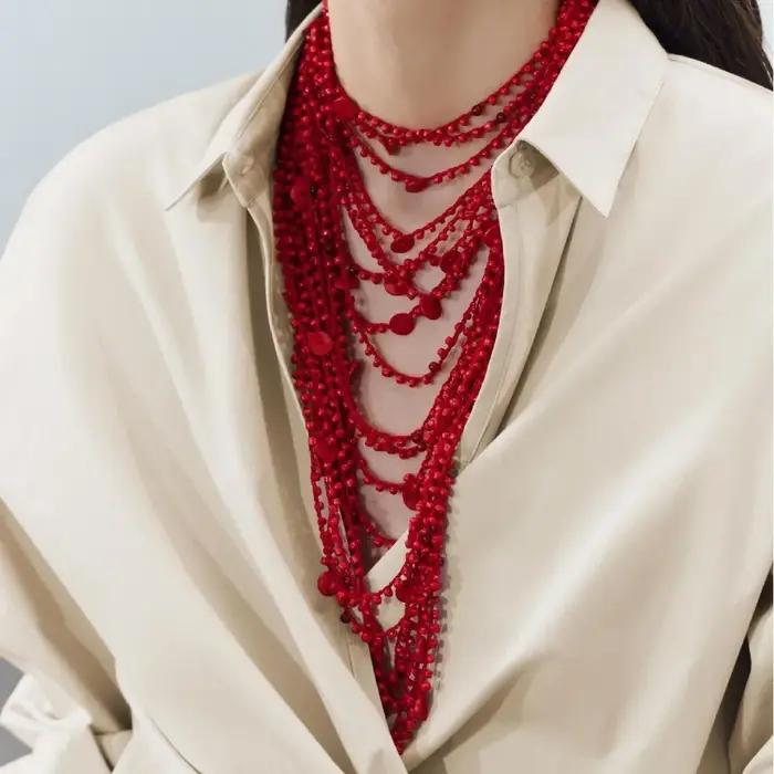 Collier de perles rouges irrégulières multicouches pour femmes design hip-hop audacieux à offrir pour soirée et événements formels