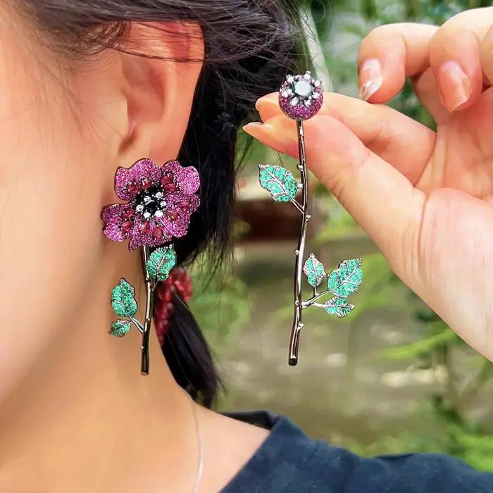 Boucles d'oreilles Pera CZ en zircone cubique plaquées or noir pour femmes avec motifs fleurs et feuilles pour occasions spéciales