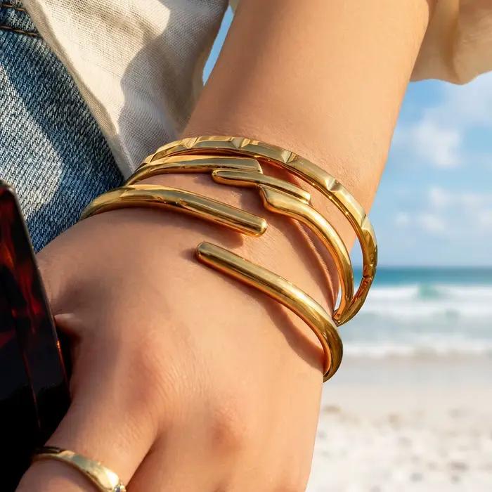 Bracelet en acier inoxydable 316L plaqué or 18 carats pour femmes classique avec finition lisse et multiple couleurs disponibles pour diverses occasions