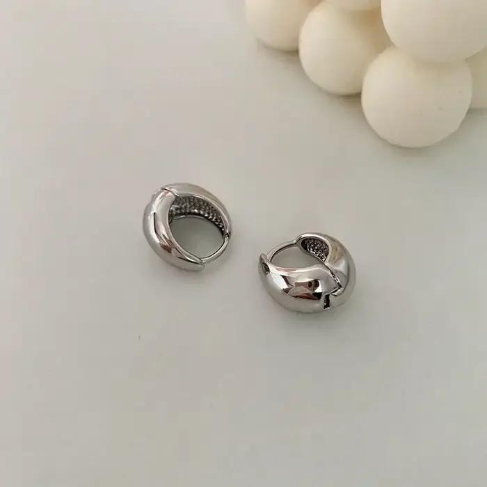 Boucles d'oreilles créoles géométriques lisses couleur argent pour femme