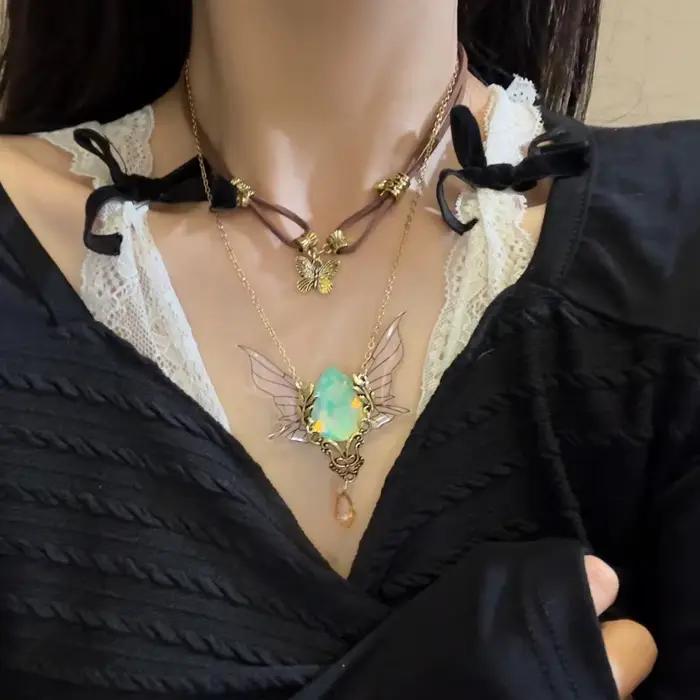 Collier vintage avec pendentif ailes en strass, bijou de cou en cristal, ras-de-cou papillon superposable, chaîne de clavicule double couche élégante