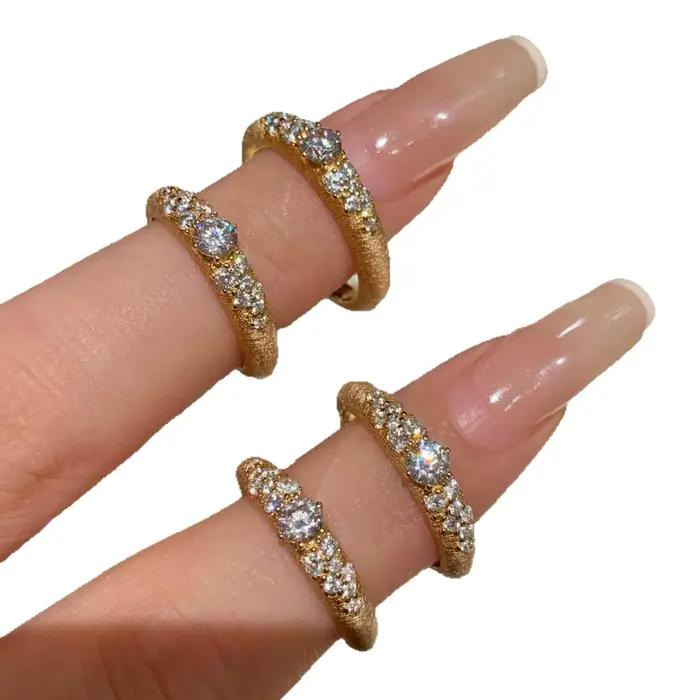 Bague de cocktail vintage en diamant brossé pour femmes, design classique et romantique, superposé, bijou d'occasions spéciales comme le mariage et les soirées de gala