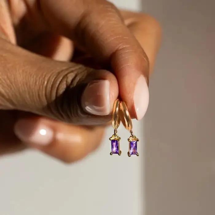 Boucles d'oreilles créoles Baguette Huggie à breloques délicates avec améthyste émeraude CZ