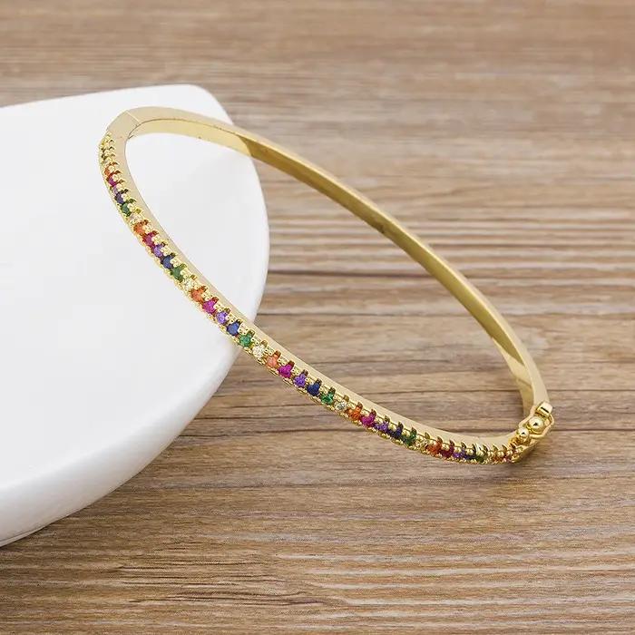 Bracelet arc-en-ciel à breloques en cuivre et zircone