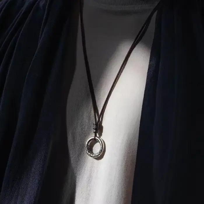 Pendentif Cercle Doré Rétro pour Hommes et Femmes Bijou Vintage avec Boucle de Sécurité Collier Style National Xiangyun Occasions Spéciales