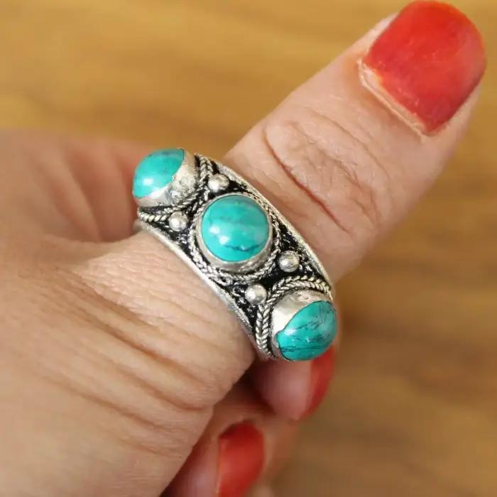 Bague tibétaine en métal argenté incrustée de trois perles de pierre turquoise unique et élégante pour homme et femme pour occasions spéciales et cadeaux de mariage