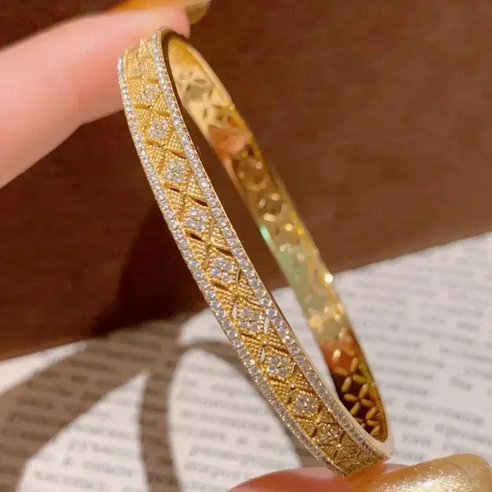 Bracelet à breloques Zadifié en plaqué or avec incrustations de zirconium pour femmes élégantes pour mariage et événements formels