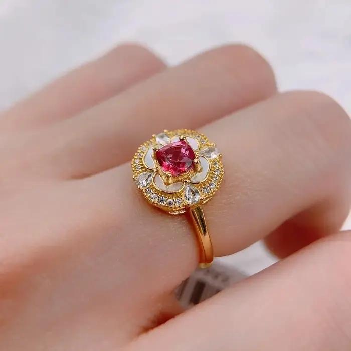 Bague en rubis cloutée en diamant incrusté de style romantique