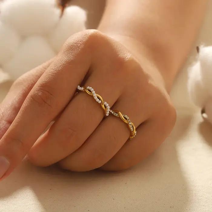 Bague torsadée fine en acier inoxydable plaquée or avec zirconia pour femmes occasions spéciales soirée cocktail