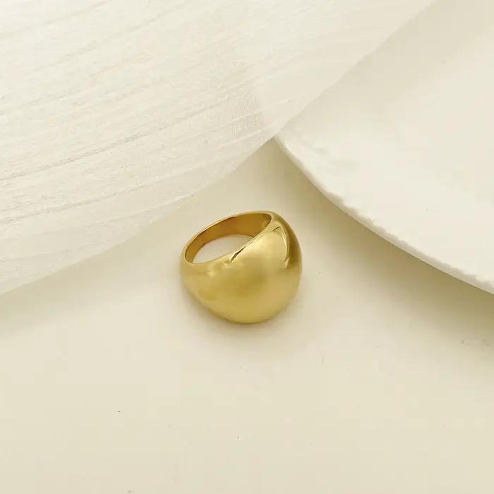 Bague en acier inoxydable plaqué or 18 carats pour homme élégante et intemporelle style simple bijou de personnalité pour hommes occasions spéciales