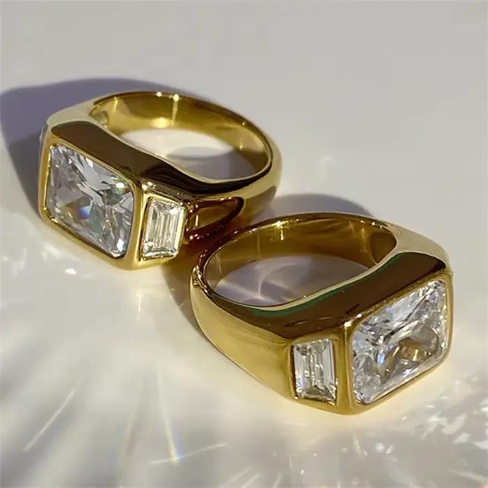 Nouvelle bague de mariage en acier inoxydable étanche plaqué or 18 carats avec zircon cubique carré blanc brillant