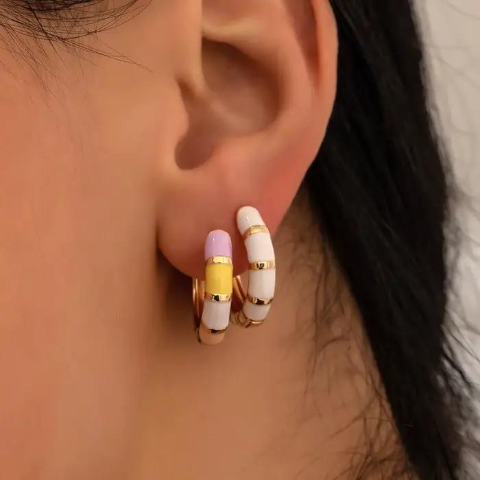 Boucles d'oreilles Huggies en émail coloré pour femmes, boucles d'oreilles minuscules plaquées or, cercle rond, mignon, document arc-en-ciel, nuit