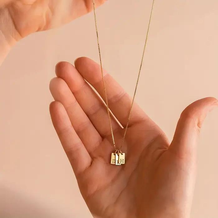 Collier personnalisé avec pendentif initial et lettres en acier inoxydable plaqué or pour femmes occasions spéciales soirees elegance
