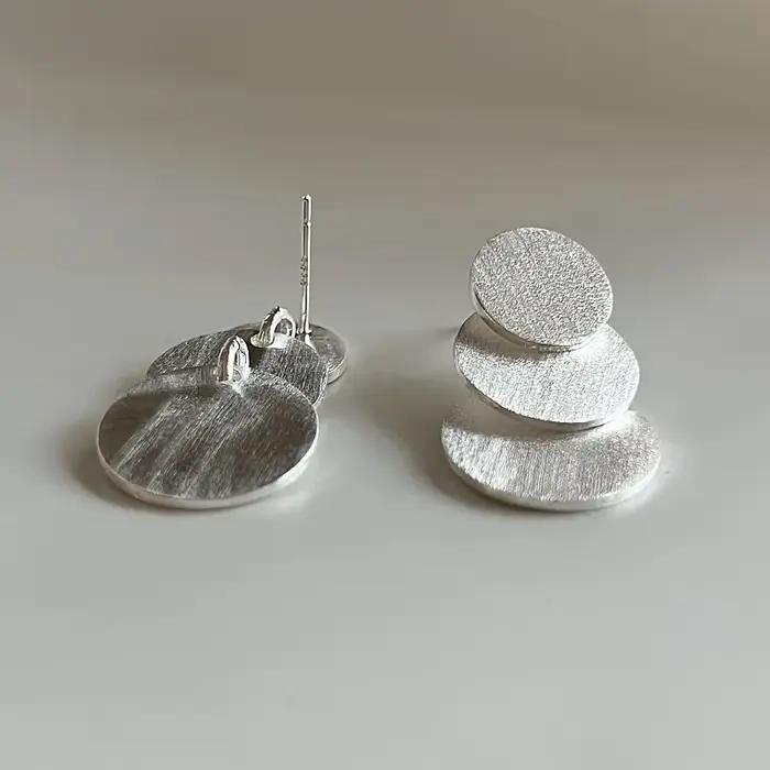 Boucles d'oreilles à clous en forme de petit disque géométrique brossé couleur argent pour femmes
