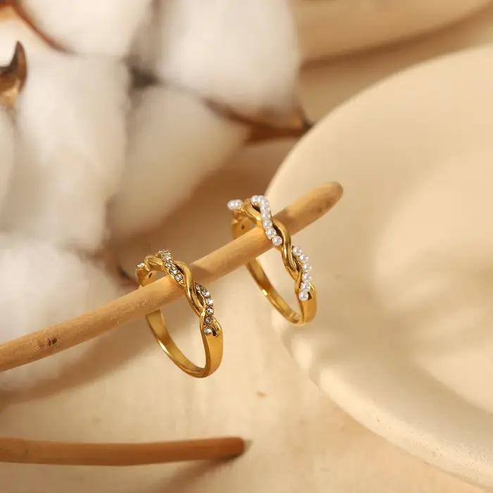 Bague torsadée fine en acier inoxydable plaquée or avec zirconia pour femmes occasions spéciales soirée cocktail