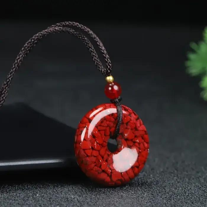 Perles dorées ornées d'un pendentif en pierre de sable rouge élégant