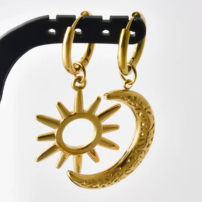 1 paire de boucles d'oreilles asymétriques soleil et lune de haute qualité, en acier inoxydable plaqué or véritable, bijoux de piercing pour femmes et hommes, cadeau tendance