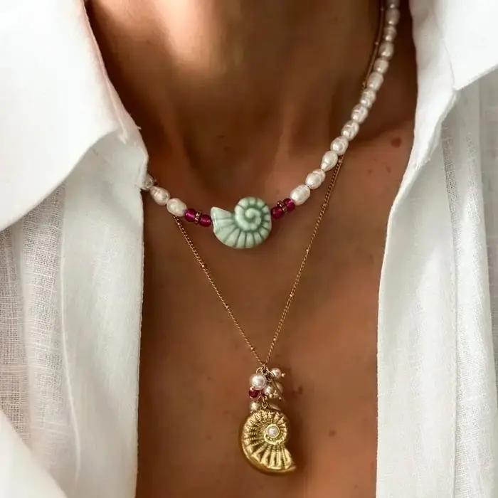 Collier de perles d'eau douce naturelles avec pendentif en coquille en céramique