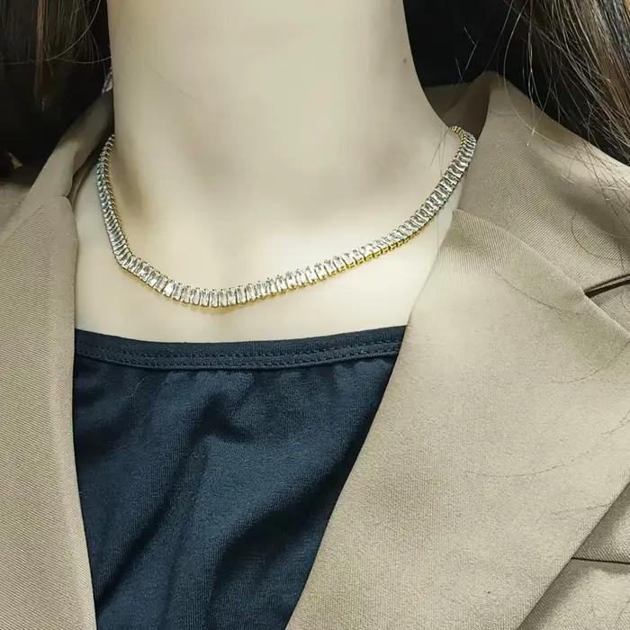 Collier ras du cou en acier inoxydable pour femme avec motifs cubiques et pierres précieuses artificielles pour occasions spéciales comme anniversaire, mariage, Noël et fêtes