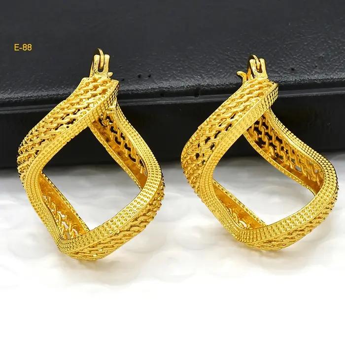 Boucles d'oreilles percées creuses plaquées or