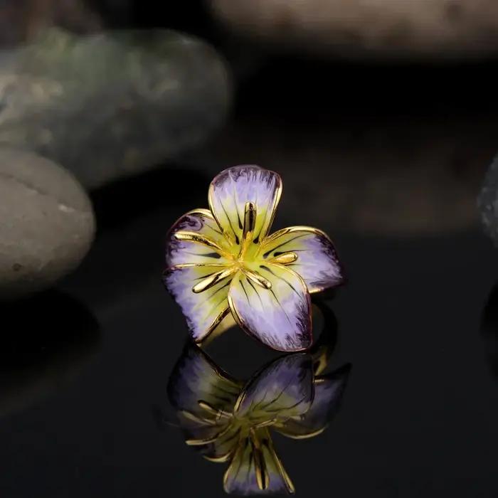 Bague de mariage bohème pour femme grande fleur or jaune émail violet et zirkonium élégante pour soirées et grandes occasions