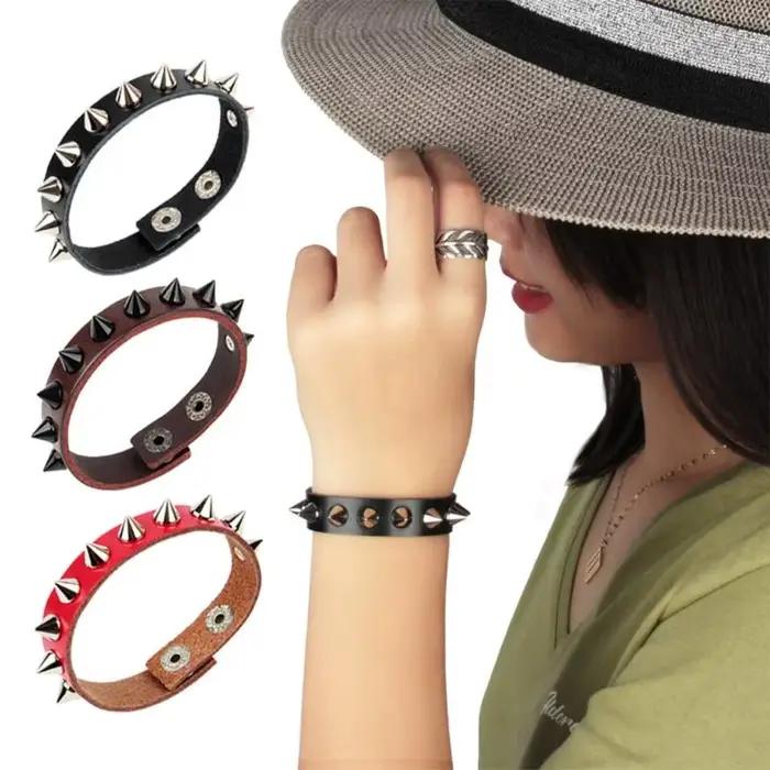 Bracelet à poignet à rocker en doux en souple avec des goujons en métal robustes