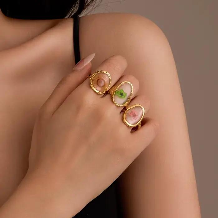 Bague ouverte délicate en fleurs séchées pour femme
