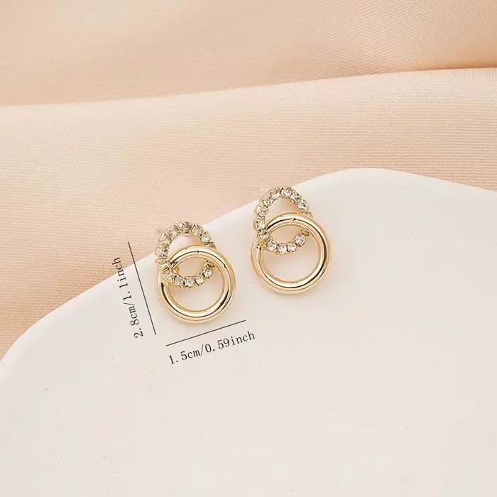 Une paire de boucles d'oreilles à la mode pour femmes avec cercles incrustés de diamants