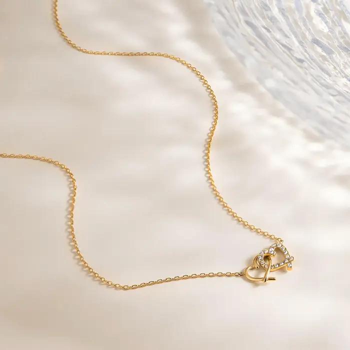 Collier avec pendentif en forme de deux cœurs entrelacés plaqué or 18 carats