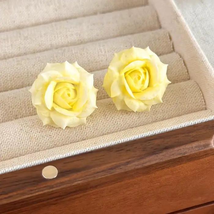 Boucles d'oreilles clous romantiques et élégantes en résine en forme de rose pour femmes, boucles d'oreilles minimalistes à pétales doux, accessoires de bijoux pour usage quotidien, cadeaux