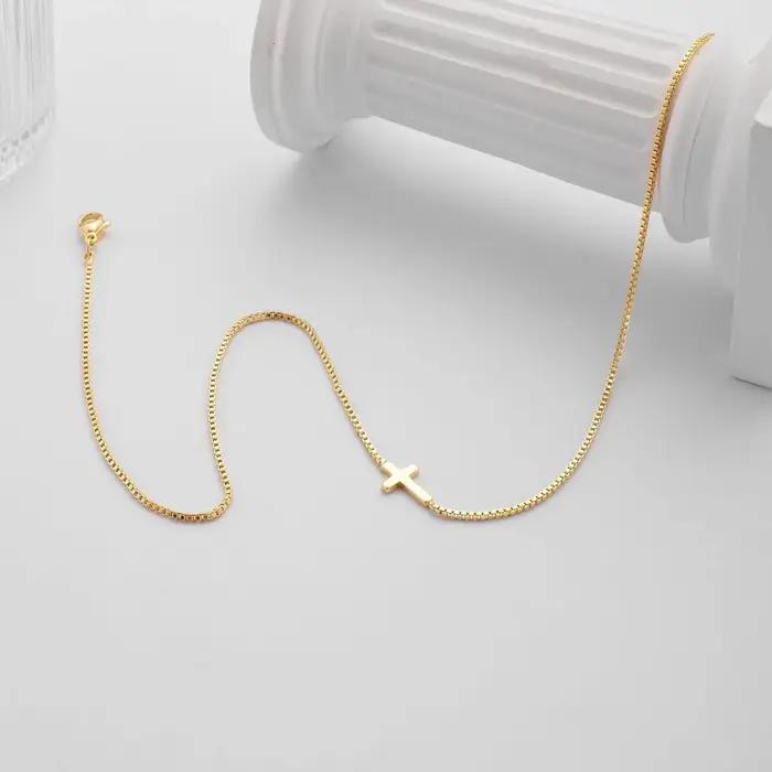 Collier croix plaqué or 14 carats pour femmes chaîne à breloques simple et tendance bijou cadeau religieux anniversaire baptême communion