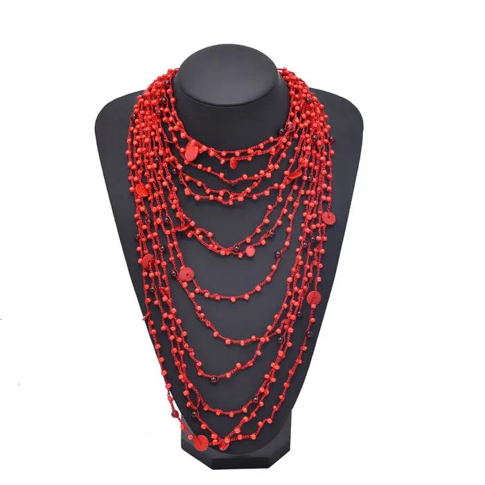 Collier de perles rouges irrégulières multicouches pour femmes design hip-hop audacieux à offrir pour soirée et événements formels