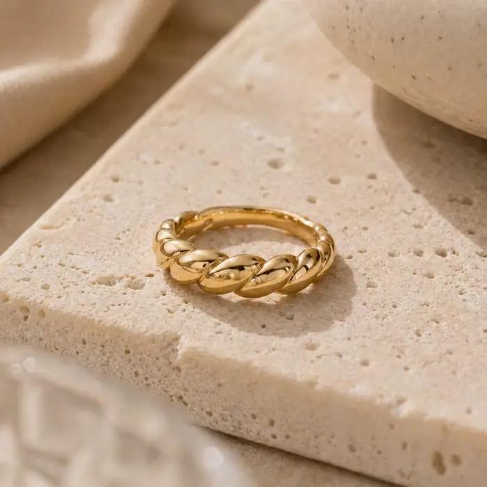 Bague Croissant Torsadée Dorée Élégante Design Unisexe Plaquée Or 18 Carats Pour Hommes et Femmes Occasions Spéciales Alliance de Mariage Vintage Chic